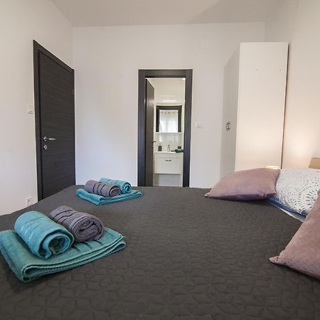 Family Apartments Brach Bol Eksteriør billede